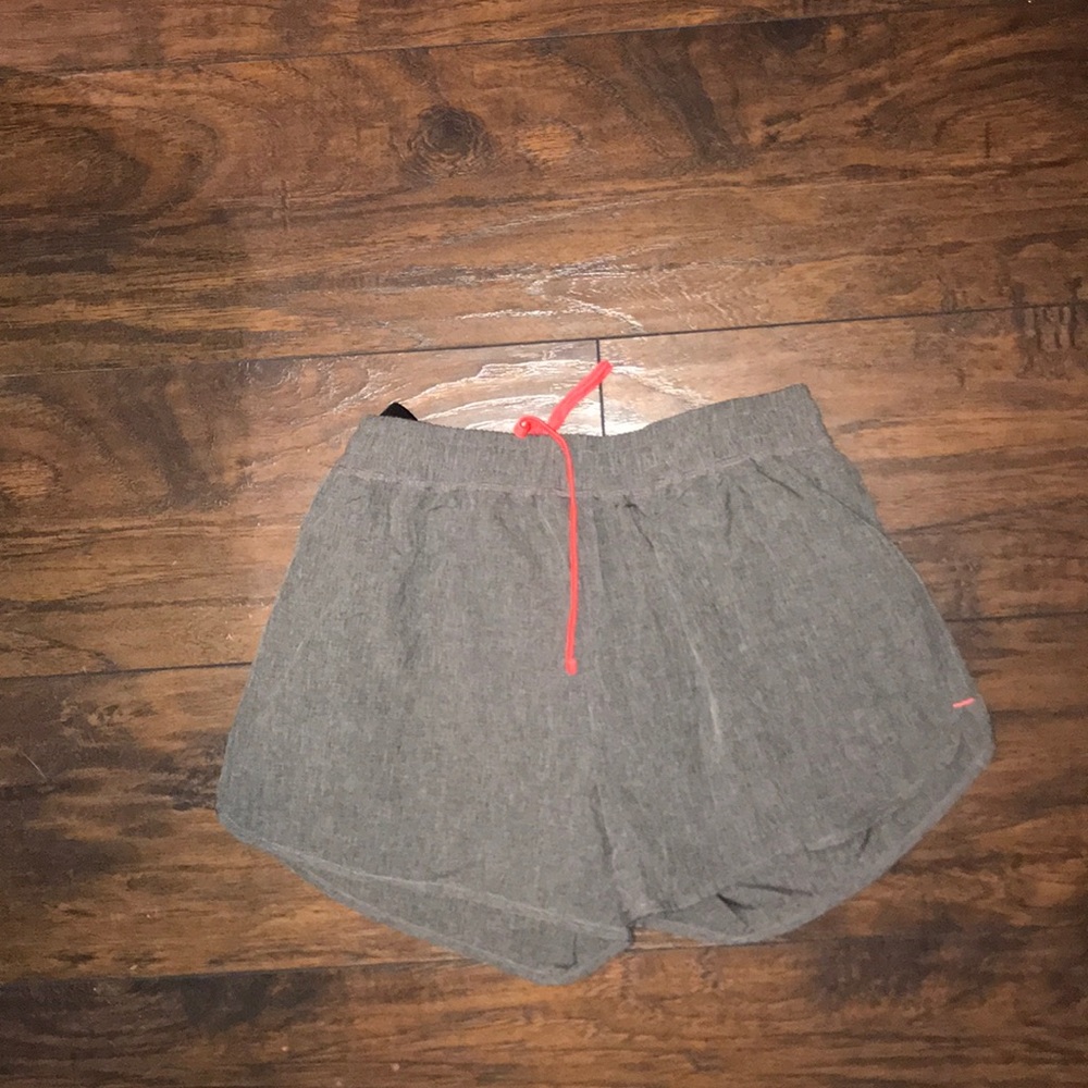 grey shorts